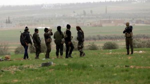 مقاتلون من المعارضة السورية شرق مدينة الباب بسوريا 
