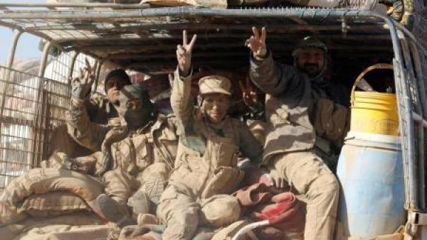 أفراد من مقاتلي منظمة بدر الشيعية يستقلون مركبة عسكرية خلال قتال مع تنظيم الدولة الإسلامية في غرب الموصل
