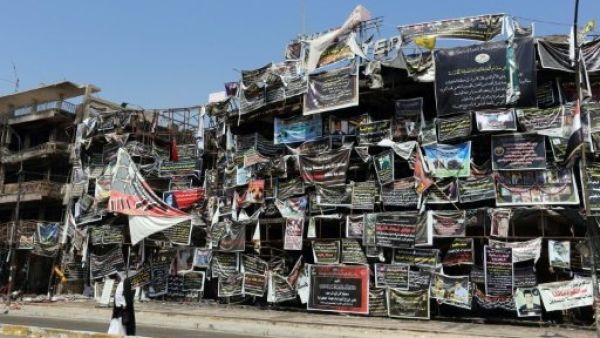 عراقية امام موقع تفجير استهدف حي الكرادة في بغداد في 31 تموز/يوليو 2016

