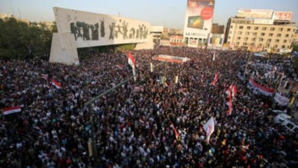 انصار رجل الدين الشيعي مقتدى الصدر خلال التجمع في ساحة التحرير في بغداد
