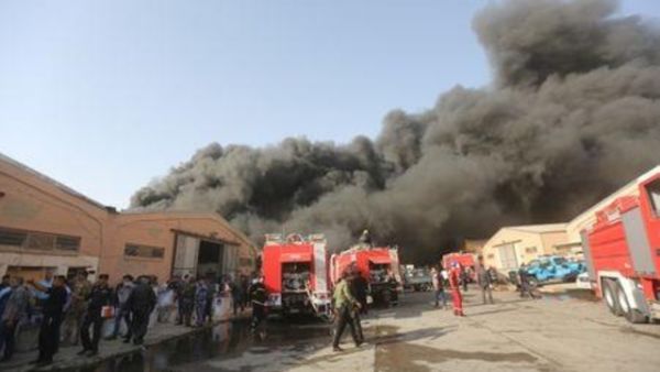 دخان يتصاعد من موقع لتخزين صناديق الاقتراع في بغداد يوم الاحد
