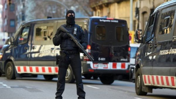 شرطة برشلونة تعتقل خلية يشتبه بتحضيرها لاعتداء 
