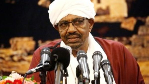 جنود يجمعون أسلحة تم نزعها في دارفور

