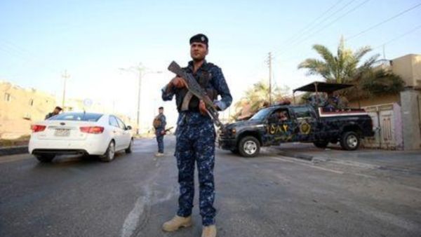 جندي من قوات الأمن العراقية بالقرب من مبنى محافظة البصرة

