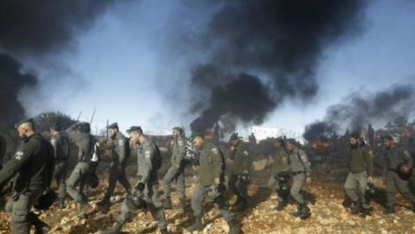 الشرطة الاسرائيلية خلال محاولتها اجلاء مستوطنين في مستوطنة عشوائية جنوب بيت لحم في الضفة الغربية المحتلة

