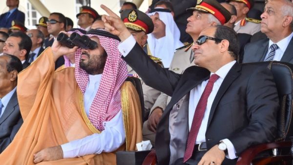 ارشيف/ الرئيس المصري عبد الفتاح السيسي (يمين) وولي العهد السعودي الأمير محمد بن سلمان