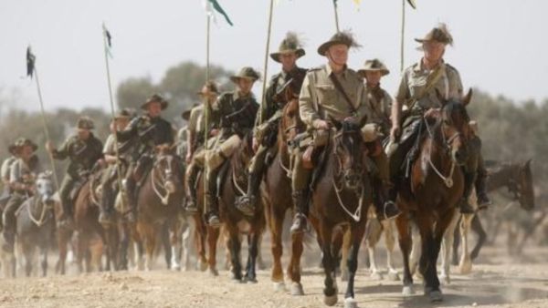 عناصر من جمعية خيالة استرالية يقومون بعرض بمناسبة مرور مئة عام على معركة بئر السبع

