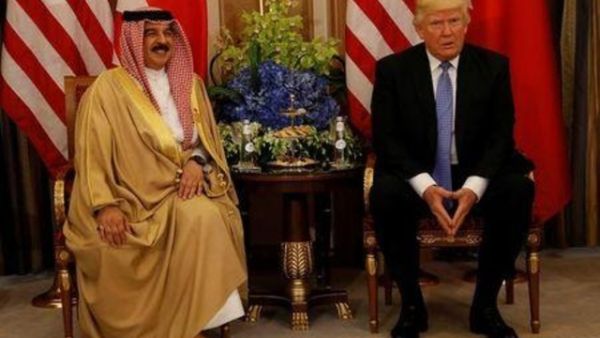 الرئيس الأمريكي دونالد ترامب وعاهل البحرين الملك حمد بن عيسى آل خليفة خلال لقاء في الرياض يوم 21 مايو أيار 2017

