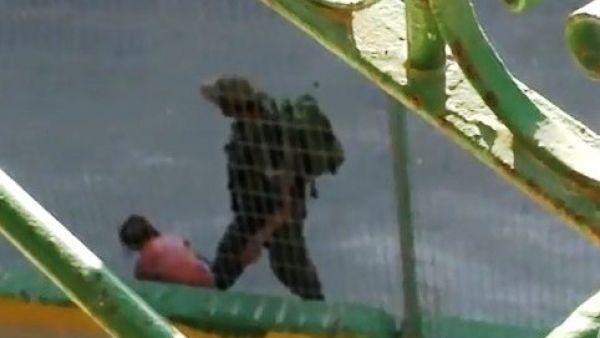 جندي اسرائيلي يسلب طفلة فلسطينية دراجتها الهوائية