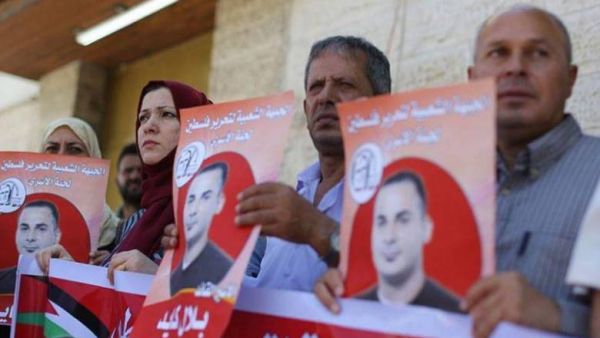فلسطينيون يحملون صورا للاسير بلال كايد