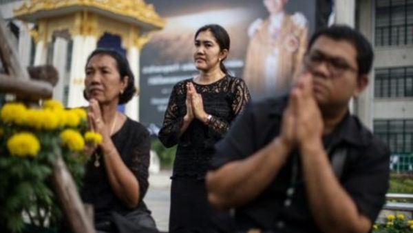 مدنيون تايلانديون يرفعون الصلوات تكريما للملك الراحل بوميبول في بانكوك

