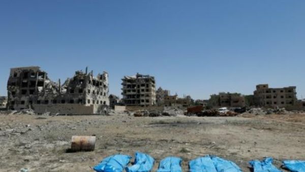 جثث تم العثور عليها في مقابر جماعية في مدينة الرقة في شمال سوريا المعقل السابق لتنظيم الدولة الاسلامية
