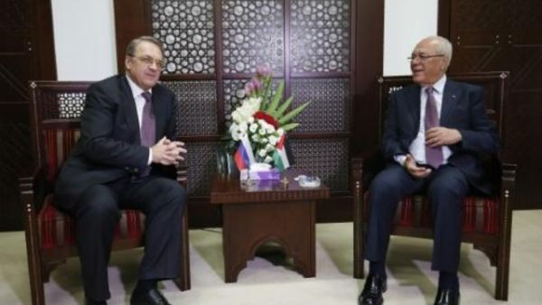 امين عام الرئاسة الفلسطينية طيب عبد الرحيم (يمين) مستقبلا نائب وزير الخارجية الروسي ميخائيل بوغدانوف في رام الله

