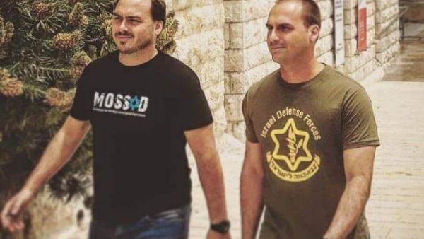 صورة لابني بولسونارو وتظهرهما يرتديان بلوزتين تحملان شعار الموساد والجيش الاسرائيلي.
