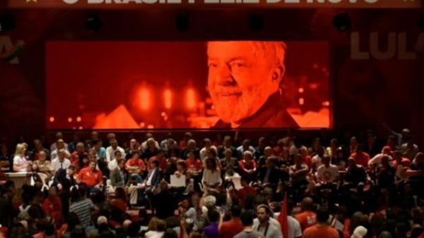 رئيس حزب العمال غليسي هوفمان تلقي كلمة امام انصار الرئيس الاسبق لويس ايناسيو لولا دا سيلفا خلال حملة انتخابية لتسميتهم كمرشح للحزب في ولاية ميناس جيريس
