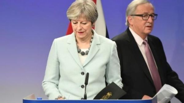 رئيسة الوزراء البريطانية تيريزا ماي ورئيس المفوضية الاوروبية جان كلود يونكر في بروكسل

