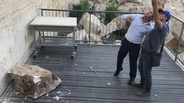 سقوط صخرة ضخمة من حائط البراق