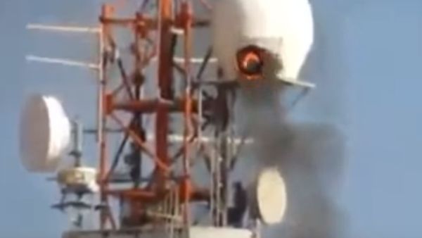 إطار مشتعل يحلق في سماء غزة لحرق برج إسرائيلي

