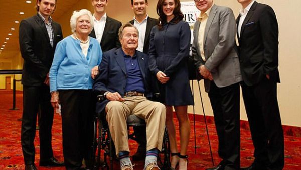 هيذر ليند خلال التقاط صورة تذكارية بعد لقائها بالرئيس الاسبق جورج بوش الأب وبجانبه زوجته باربرا