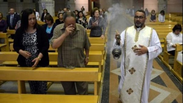 اقباط يصلون داخل احدى كنائس القاهرة
