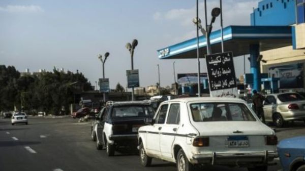 سيارات تنتظر للتزود بالوقود في احدى محطات القاهرة

