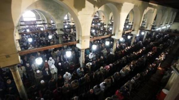 مصلون أثناء أداء صلاة الجمعة في القاهرة

