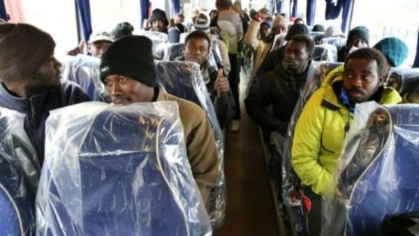 مهاجرون على متن حافلة تقلهم الى مراكز ايواء بعد اجلائهم من مخيم كاليه
