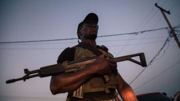 جندي كاميروني اثناء دورية في بويا في الاقليم الجنوبي الغربي الناطق بالانكليزية
