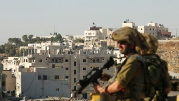 جنديان اسرائيليان يقطعان الطريق المؤدي الى مخيم الفوار
