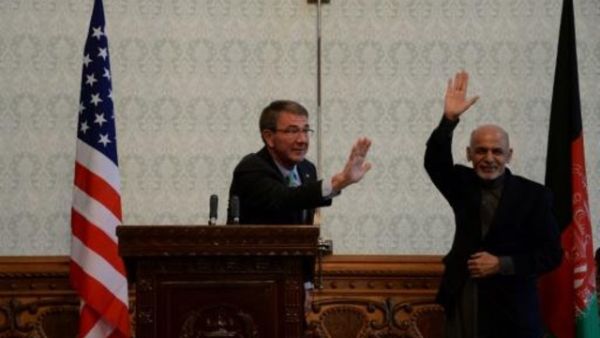 كارتر خلال مؤتمر صحافي مشترك مع الرئيس الافغاني اشرف غني
