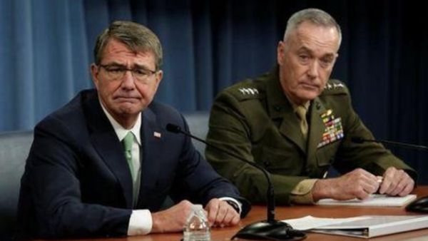 وزير الدفاع الامريكي أشتون كارتر (الى اليسار) والجنرال جوزيف دانفورد رئيس هيئة الأركان الأمريكية المشتركة خلال مؤتمر صحفي في البنتاجون يوم الاثنين
