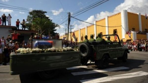 مرور الموكب الذي ينقل رماد الزعيم الثوري الكوبي فيدل كاسترو في سانتياغو

