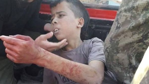 مشهد الطفل قبيل ذبحه على يد مقاتل من حركة نور الدين زنكي السورية المعارضة