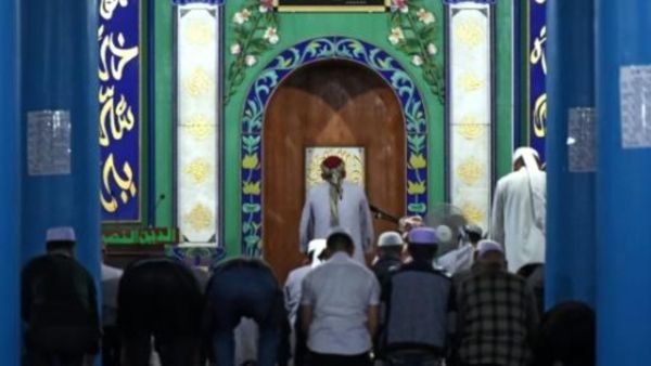 مصلون في مسجد في تونغشين في اقيم نينغشيا بشمال الصين
