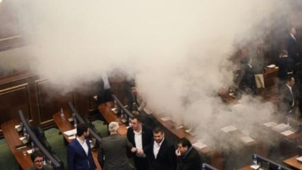 القاء غاز مسيل للدموع وسط النواب في برلمان كوسوفو ببرشتينا
