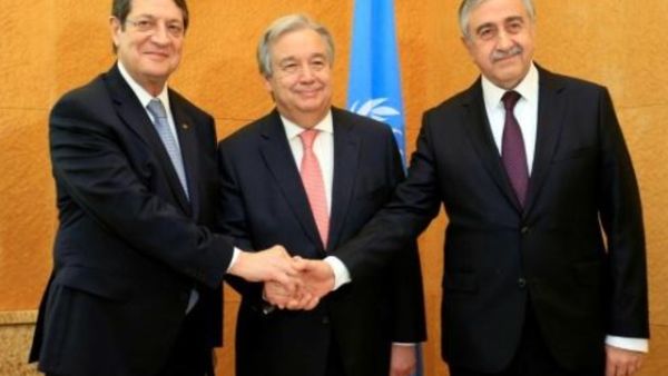 من اليسار: الرئيس القبرصي اليوناني نيكوس اناستاسياديس والامين العام للامم المتحدة انطونيو غوتيريش والزعيم القبرصي التركي مصطفى اكينجي
