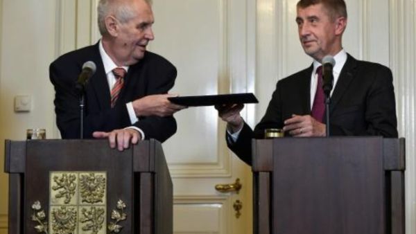 الرئيس التشيكي ميلوش زيمان (يسار) يسلم رئيس حركة "آنو" اندريه بابيش مرسوم تكليفه تشكيل الحكومة

