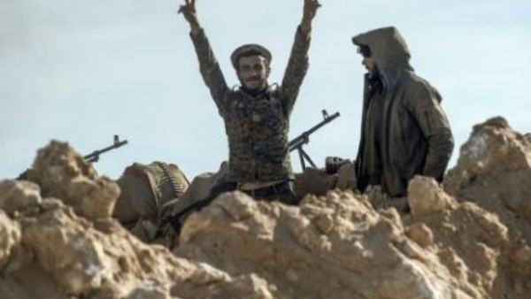 مقاتلان من قوات سوريا الديموقراطية خلال عملية لدحر تنظيم الدولة الإسلامية من آخر جيب له في شرق سوريا

