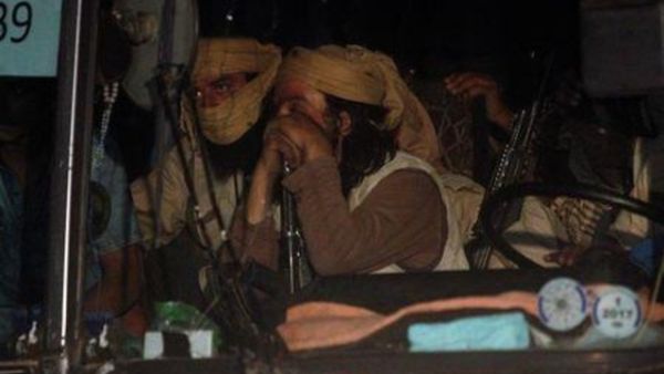 مقاتلون في حافلة ضمن قافلة للدولة الاسلامية بدأت مغادرة القلمون الغربي في سوريا

