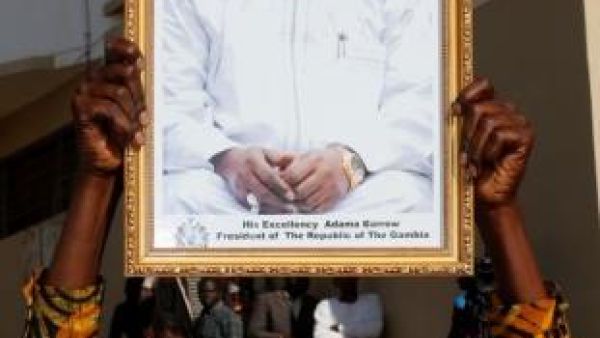 مؤيد للرئيس الجامبي المنتخب أداما بارو خلال تنصيبه أمام سفارة جامبيا في داكار 
