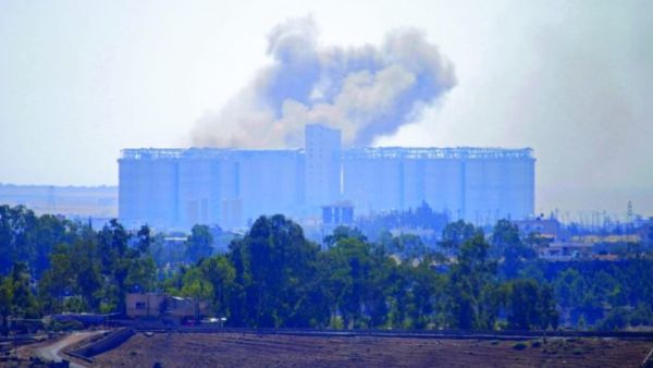 دخان يتصاعد اثر غارة جوية على درعا