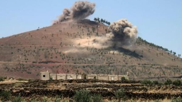 الدخان يرتفع من تلة في محافظة درعا في جنوب سوريا اثر قصف شنته القوات الحكومية
