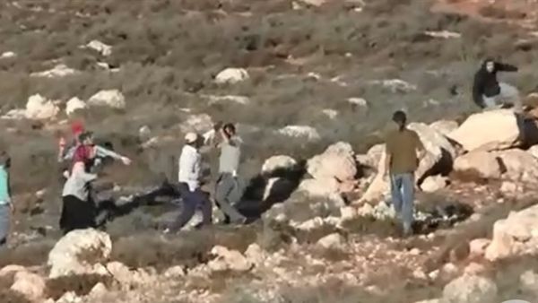 اصابة 3 فلسطينيين بينهم امراة في اعتداء وحشي للمستوطنين