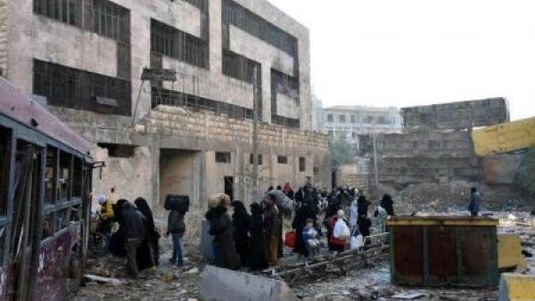 أناس من الذين تركوا أحياء شرق حلب يحملون متاعهم اثناء وصولهم لمنطقة تخضع لسيطرة الحكومة


