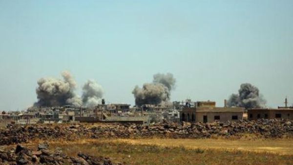 دخان يتصاعد نتيجة قصف على ريف درعا بجنوب غرب سوريا
