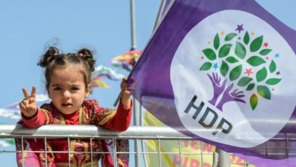 طفلة ترفع راية تحمل شعار حزب الشعوب الديموقراطي خلال تجمع في دياربكر التركية 
