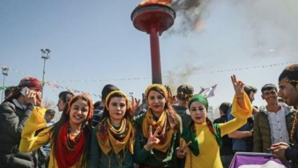 كرديات يشرن بعلامة النصر اثناء الاحتفال برأس السنة الكردية المسمى عيد النوروز في دياربكر في جنبو شرق تركيا

