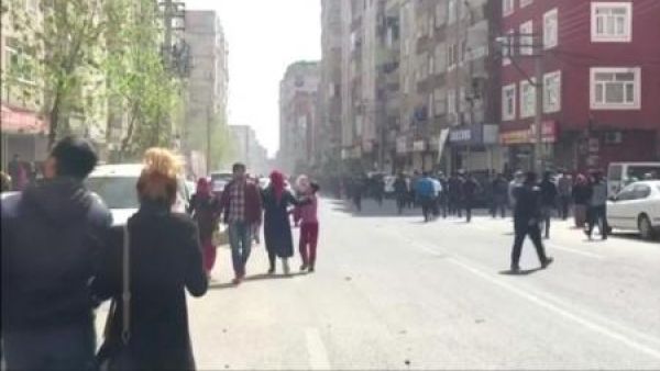 صورة لأناس يهرولون في شارع بعد انفجار بالقرب من مجمع تابع للشرطة في ديار بكر في تركيا يوم الثلاثاء
