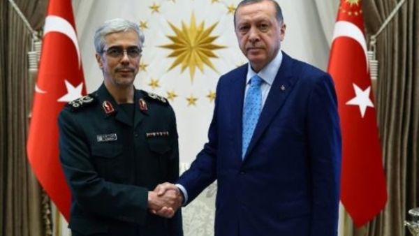 الرئيس التركي رجب طيب اردوغان يصافح رئيس الأركان الايراني محمد باقري أثناء زيارة الأخير إلى انقرة
