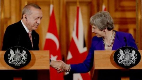 رئيسة الوزراء البريطانية تيريزا ماي تصافح الرئيس التركي رجب طيب اردوغان خلال مؤتمر صحافي مشترك في لندن
